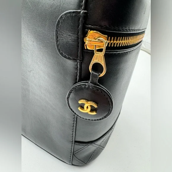 Chanel-Authentic-CC Logo bicolore Black Lambskin Leather Vanity Case - Picture 3 of 10